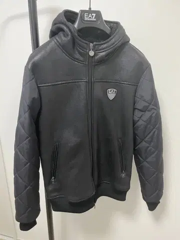 EA7 후드 부착 무스탕 블루종 자켓