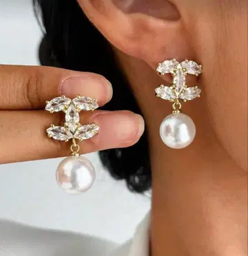 인기 펄과 크리스탈의 엘레강트 로고 귀걸이 CC