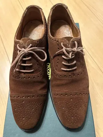 CROCKETT&JONES 브라운 스웨이드 세미 브로그 드레스 슈즈