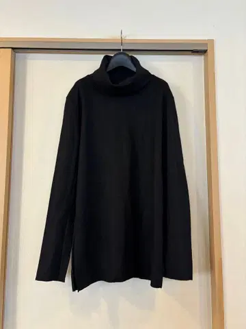 카즈유키 쿠마가이 어태치먼트 100% 퓨어 울 터틀넥 2 티셔츠