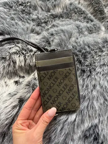 MONCLER 가죽 코인 케이스 그레이