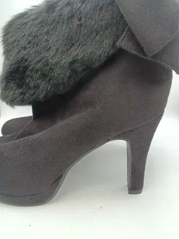 퍼 달린 스웨이드 느낌 어그 부츠