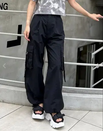 택 포함 새상품 INGNI 사이드 스트랩 나일론 카고 팬츠 그레이