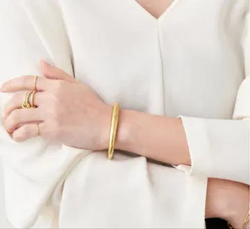 가브리엘라 아르티가스 뱅글