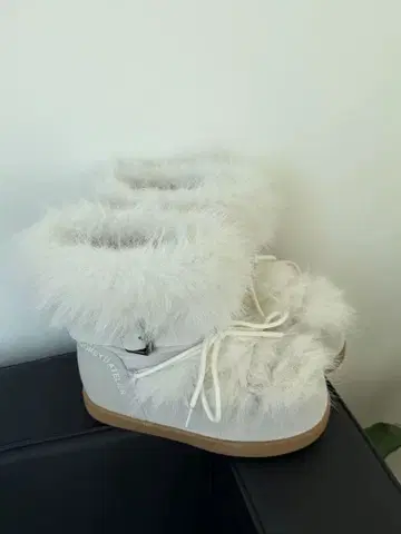 MOOREY ATELIER 화이트 어그 부츠