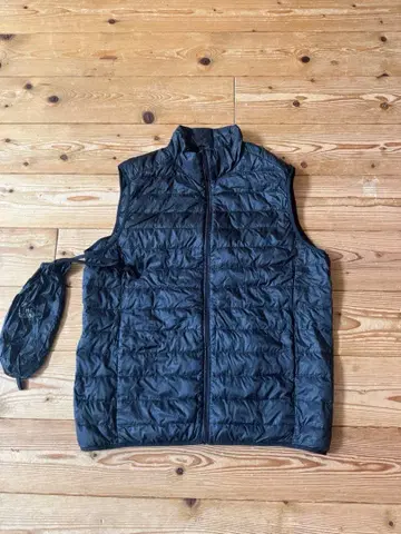 새상품급 유니클로 울트라 라이트 다운 베스트 블랙 L 수납 가방 있음