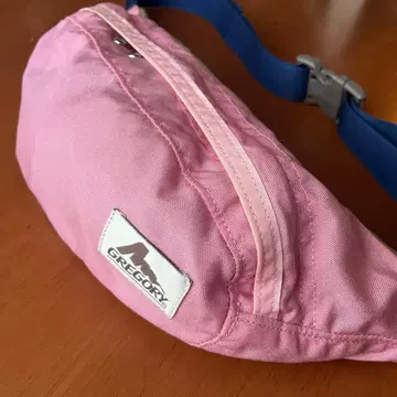 새상품급 그레고리 바디백 구 로고 핑크