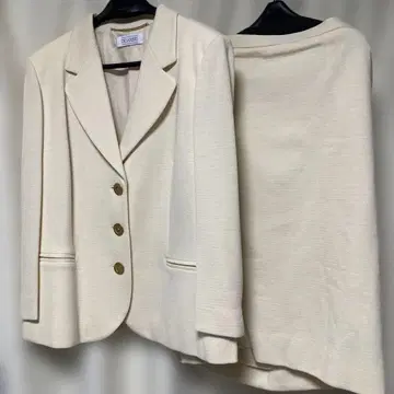 프랑스제 크림색 수트 자켓과 스커트