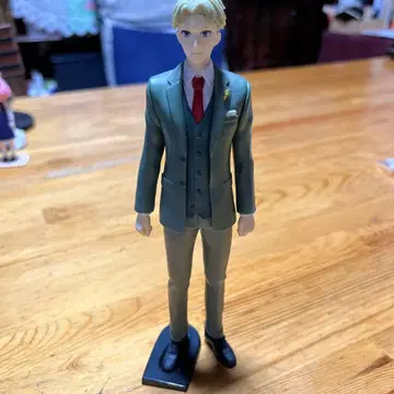 로이드 포저 피규어