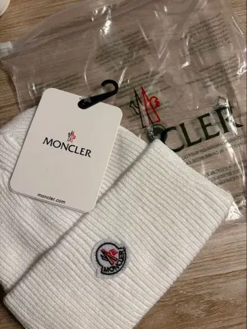 MONCLER 화이트 니트 모자