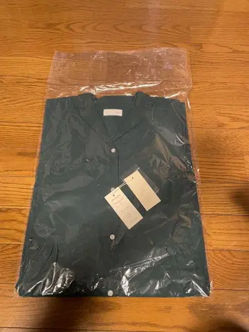 huis 엔슈 직물 코드 레인 오픈 카라 원피스 (다크 그린)