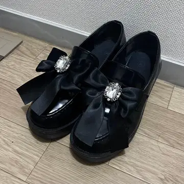 노에미 블랙 리본 비쥬 포함 로퍼 펌프스 통굽 지뢰계