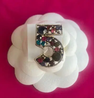 프랑스 브랜드를 모델로 제작. 컬러풀한 NO.5 브로치 프랑스제 새상품