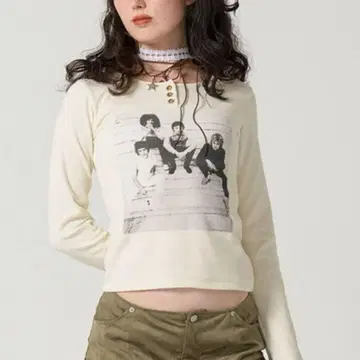 QUEEN 프린트 긴팔 티셔츠 아이보리