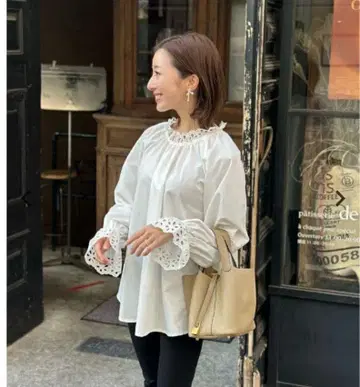 fitmore 컷워크 레이스 돌먼 블라우스