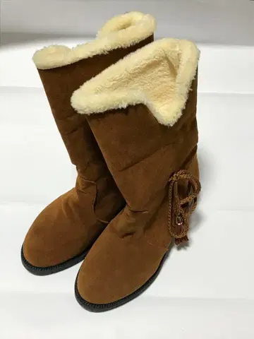 태슬 부착 어그 부츠 브라운 보아 안감 따뜻한 스웨이드 느낌
