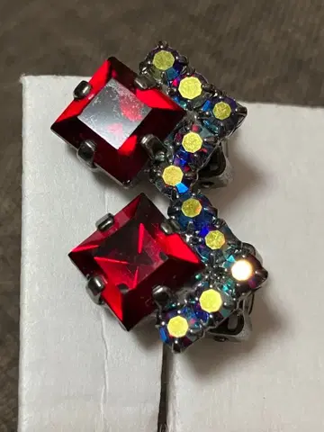 이맥 빨간색 스퀘어 컷 스와로브스키 귀찌