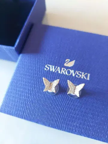 거의 새상품 SWAROVSKI Lilia 나비 귀걸이 골드 스와로브스키