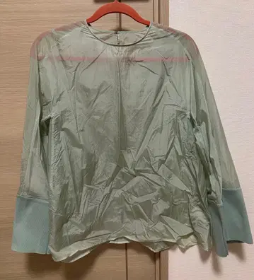 [새상품급] 투모로우랜드 시어 블라우스 민트 그린 소매 리브