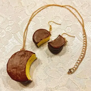 한 입 베어 문 초코파이 목걸이 & 귀걸이 세트