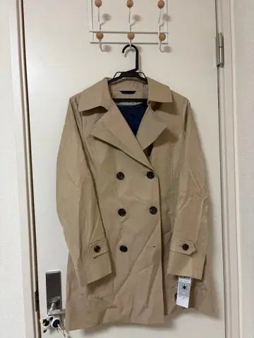 베이지 더블 브레스트 트렌치코트