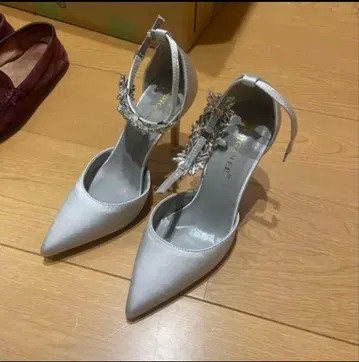 실버 비쥬 장식 스틸레토 하이힐