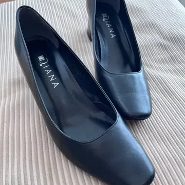 DIANA 24.5 펌프스 블랙