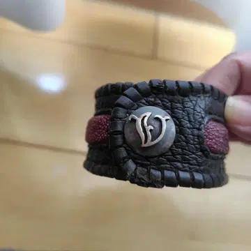 가죽 스터드 뱅글 블랙 레드