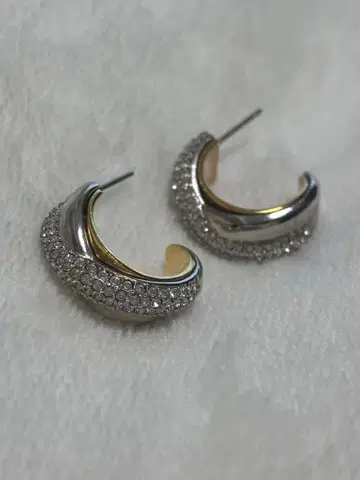 스와로브스키 쓰리 컬러 트리니티 파베 귀걸이