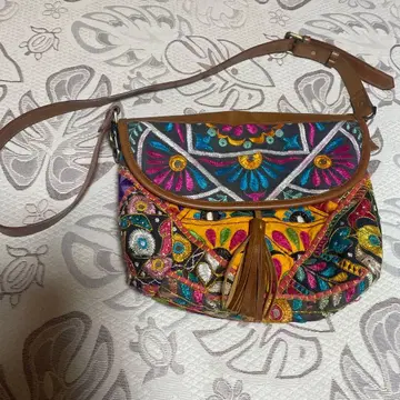 MALAIKA 거울 자수 숄더백