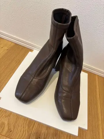 LOWRYSFARM 스트레치 힐 부츠 브라운 & 화이트