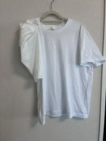 AMAIL 아마일 화이트 T셔츠 편소매 이소재 비대칭 상의