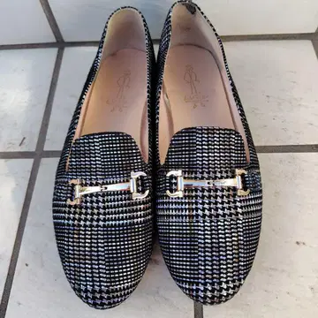 키다리 아저씨 플랫슈즈 블랙 화이트 체크 무늬 골드 금장 장식