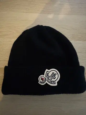 Moncler 로고 포함 블랙 니트 모자