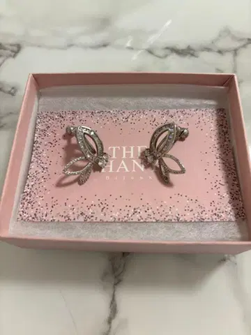 THE HANAY 버터플라이 모티브 귀찌