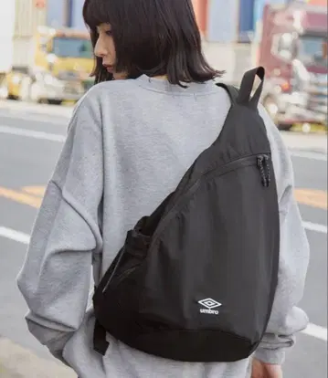 umbro 숄더백 블랙
