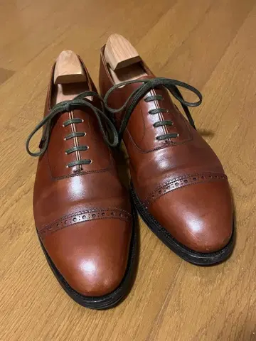 Crockett & Jones 스트레이트 팁 가죽 신발