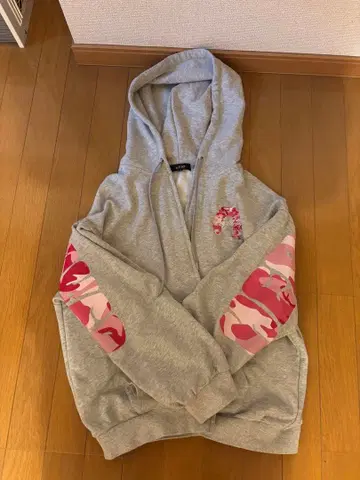 짧은 기장 그레이 후드 부착 후드티 핑크 카모 패턴