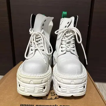 뉴락 화이트 부츠 40 오른쪽 밑창 황변 있음