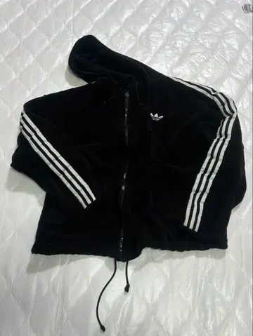 [ adidas ] 숏 기장 후드티 블랙 삼선 라인 집업