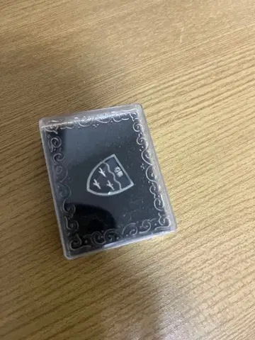 방패형 핀 배지 블랙과 파랑 IPU