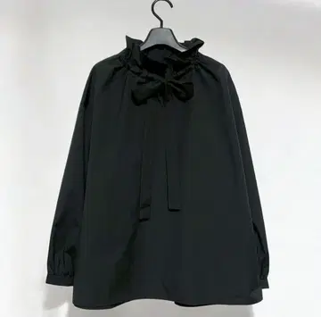 두클라쎄 옷깃 프릴 블라우스 블랙