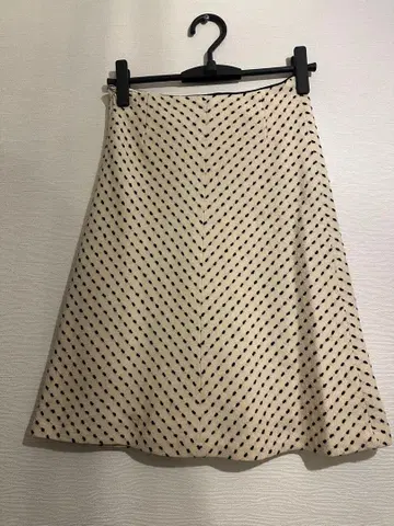 로페 플레어 스커트 울 혼방 아이보리와 블랙 도트 무늬 60-86 사이즈