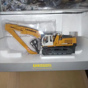 Universal Hobbies Liebherr S944 1/50