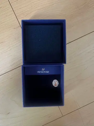 SWAROVSKI 스완 모티브 귀걸이