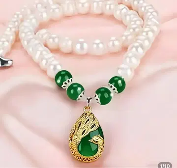 진주와 그린 스톤의 목걸이