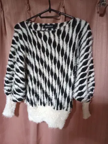 일품 REGINA 제브라 패턴 초 벌룬 슬리브 샤기 모헤어 니트