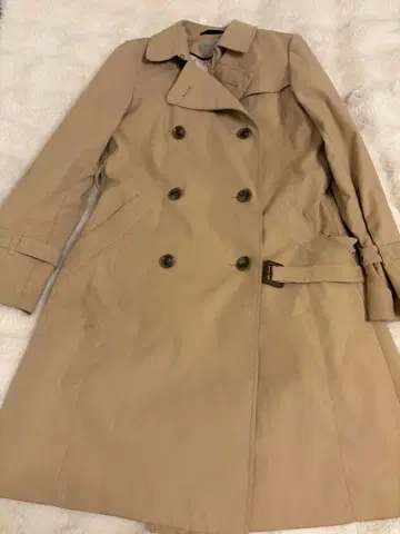 베이지 더블 브레스트 트렌치코트