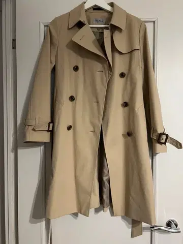 베이지 더블 브레스트 트렌치코트