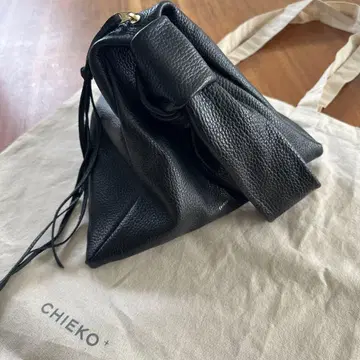 CHIEKO+ triangle bag 블랙